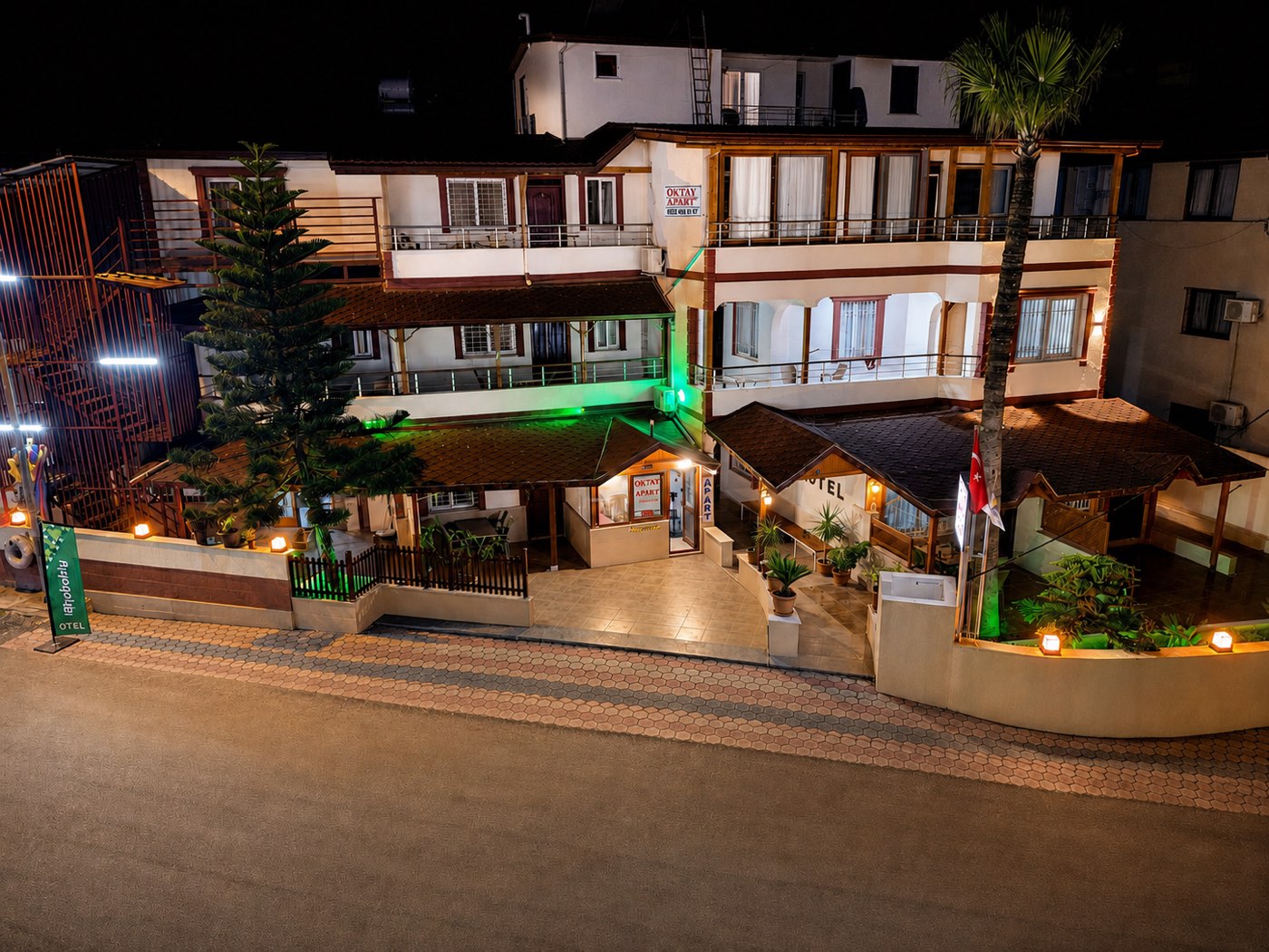 Oktay Apart Otel gece görünümü